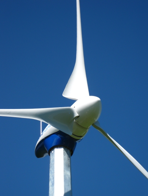 kleine horizontale Windenergieanlage, 10kW Nennleistung, Landhof, Gittermast